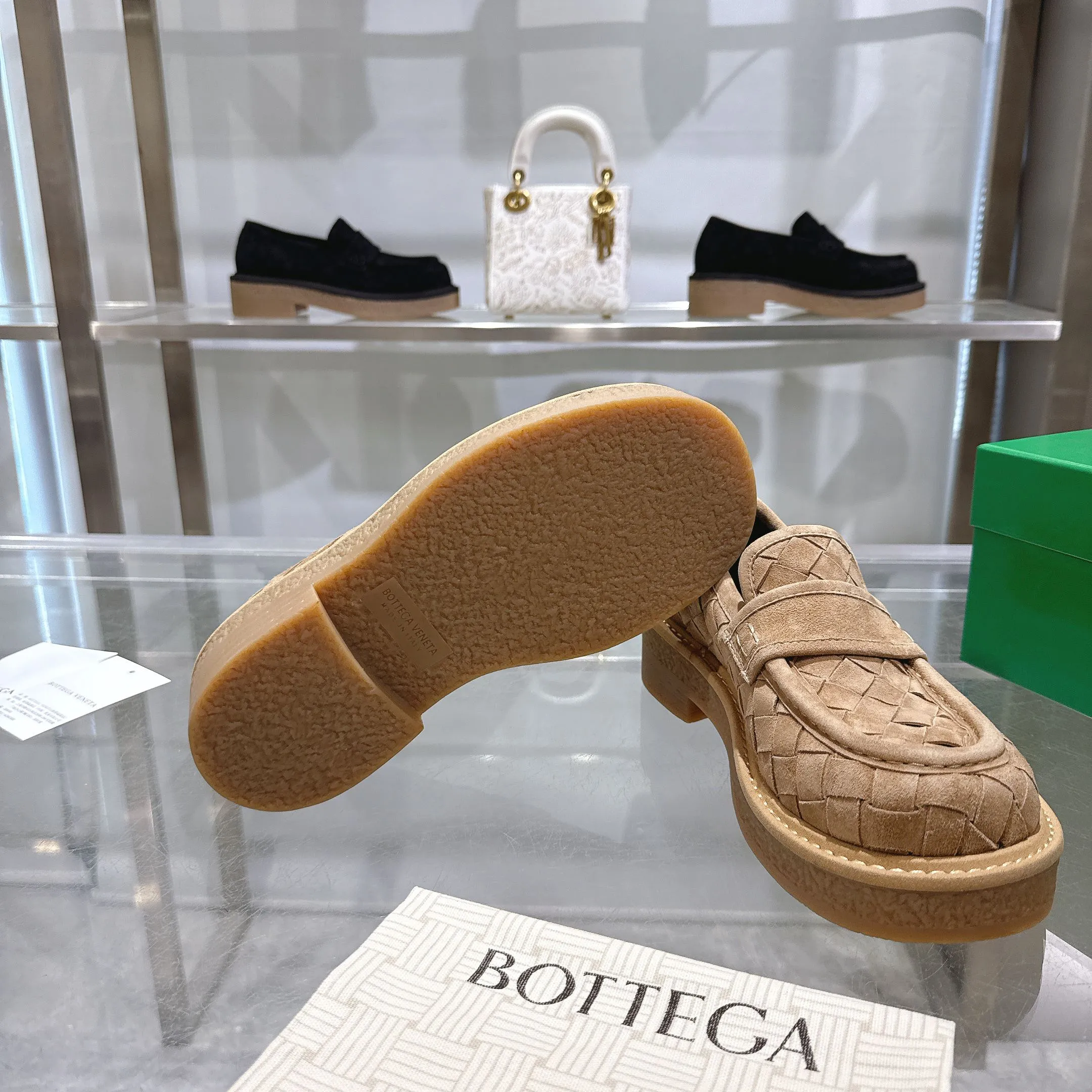 [BV] Top P: 840💰Size for couples: 35-44 (Female 40, Male 38 45, custom-made, non-returnable) Bottega Veneta classic Bottega Veneta counter model! Big square head! Woven slip-on deep-mouth shoes! Reproduction of the original board! The feet are super domineering! Original molded outsole! High-grade mercerized cow velvet! Solid color Niuli!